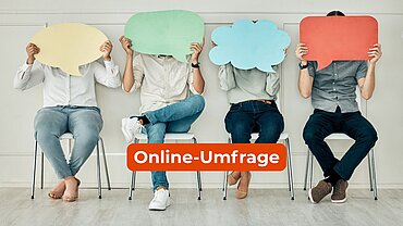Online-Umfrage Vier Menschen auf Stühlen, die Sprechblasen aus Papier vor ihr Gesicht halten.