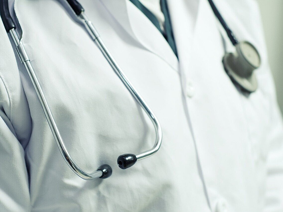 Arzt mit Stethoskop.