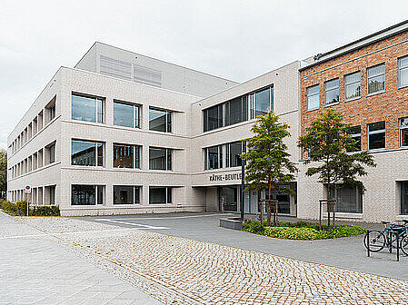 Blick auf den Eingangsbereich der Charité Campus Berlin Buch.