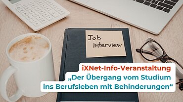 Ein Buch mit dem Klebezettel "Jobinterview" sowie ein Laptop, eine Tasse Kaffee und ein Taschenrechner auf einem Tisch.