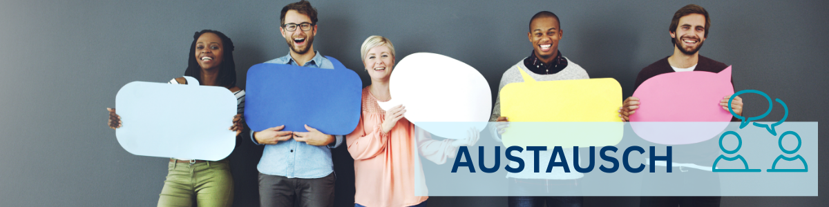 Das Bild zeigt 5 Menschen, die jeweils eine bunte Sprechblase aus Pappe vor sich halten. Der Text "Austausch" ist zu lesen. Daneben ist ein Symbol mit zwei Figuren und Sprechblasen abgebildet.