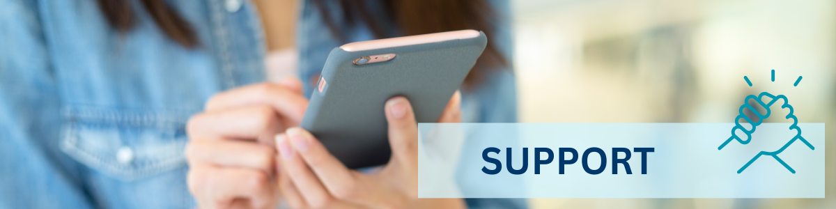 Auf dem Bild ist eine Frau mit einem Smartphone in der Hand zu sehen. Im Bild steht der Text: Support. Daneben ist ein kleines Symbol mit zwei ineinandergreifenden Händen abgebildet.
