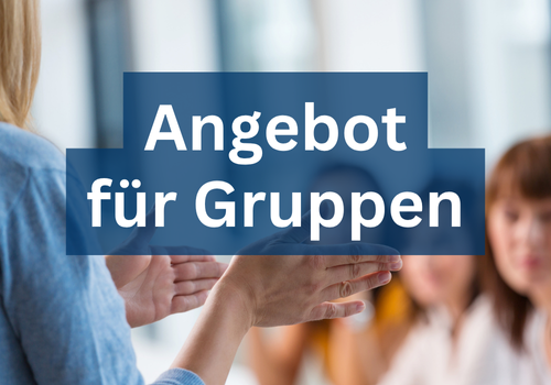 Auf dem Bild sieht man verschwommen im Hintergrund eine Referentin und Teile des Publikums. Im Bild steht: Angebote für Gruppen