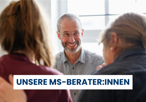 Das Bild zeigt unseren MS-Berater Ulrich mit zwei Klientinnen