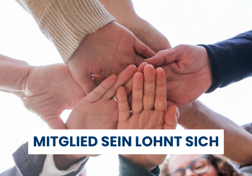 Das Bild zeigt, wie viele Hände übereinander, zusammen in die Mitte gehalten werden. Text im Bild: "Mitglied sein lohnt sich"