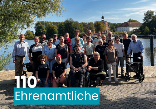 Das Bild zeigt die Teilnehmenden des Ehrenamttreffens 2025 und den Text "110 Ehrenamtliche"
