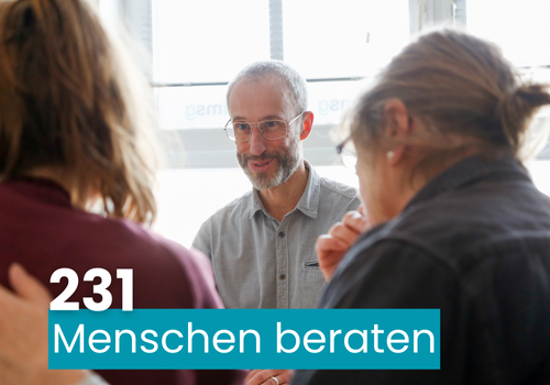 Das Bild zeigt unseren MS-Berater Ulrich mit zwei Klientinnen und den Text "231 Menschen beraten"