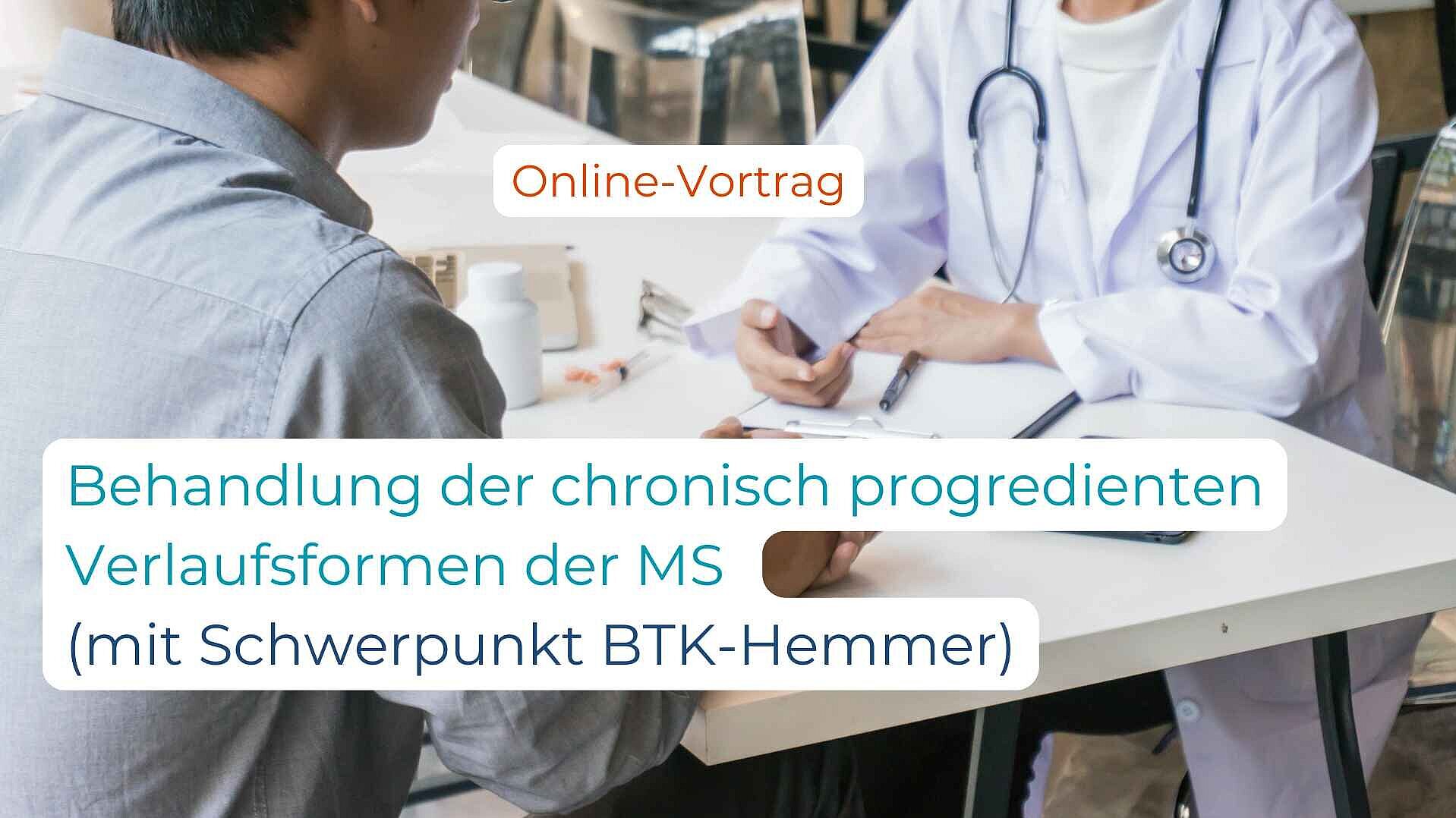 Ein Patient sitzt am Tisch einem Arzt gegenüber und wird von ihm beraten.